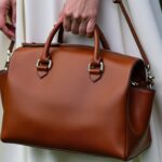 Sac bandoulière cuir ou toile : lequel choisir ?
